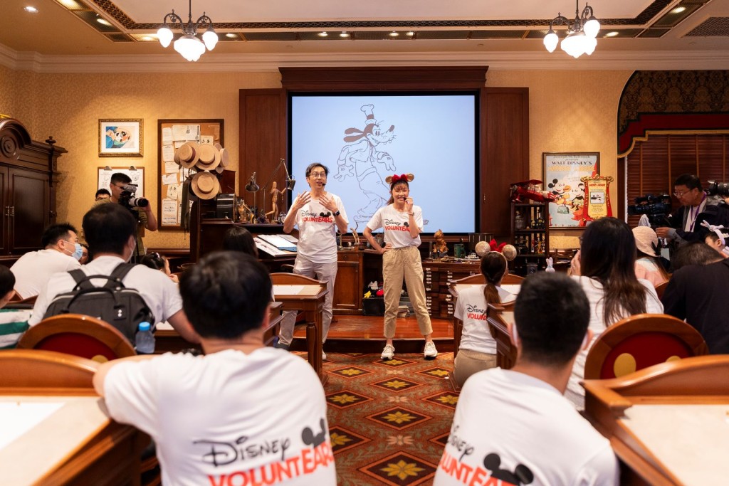 （左起） 迪士尼義工隊領袖委員會主席周永鴻、香港迪士尼樂園度假區親善大使謝承恩帶領小朋友玩遊戲。