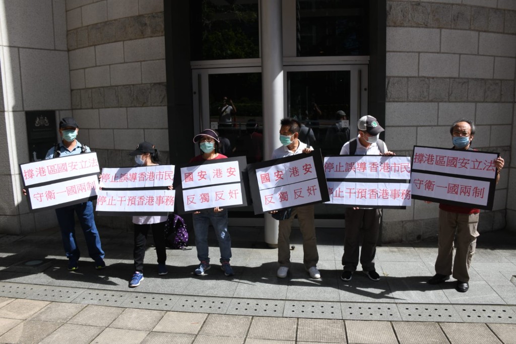 有市民在英國領事館外抗議英國干預香港問題。