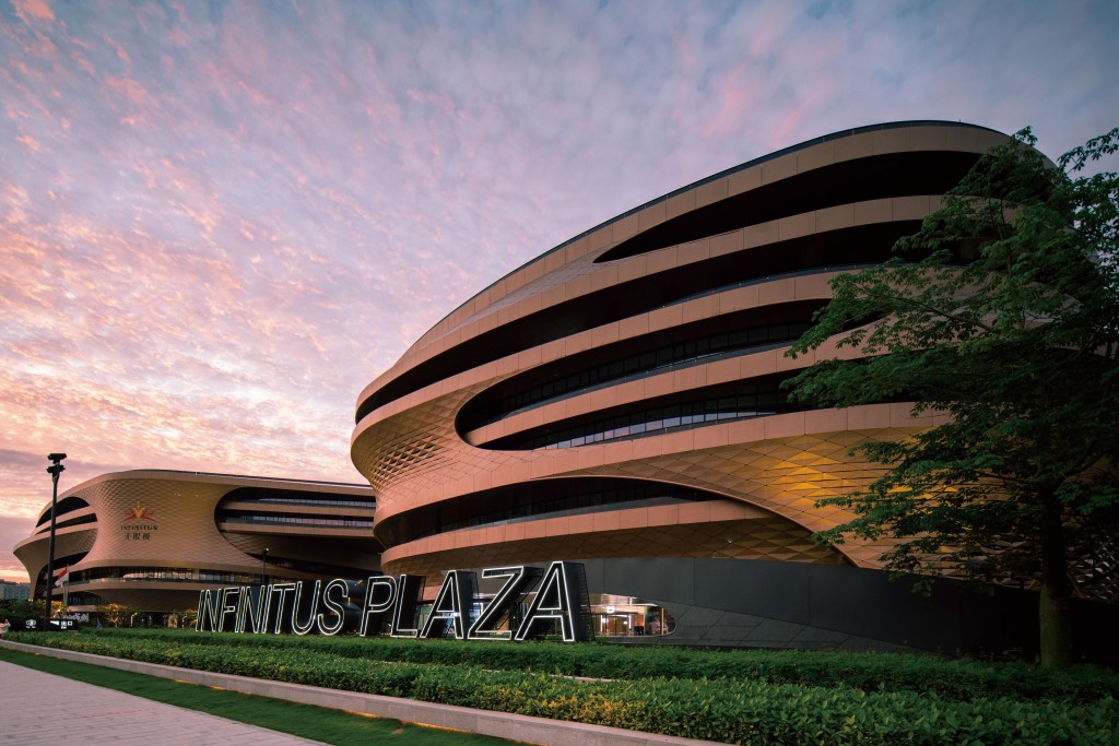廣場由知名建築師Zaha Hadid（紮 哈·哈迪德）及其團隊設計，設計空中走廊交錯連接形成無限環「∞」，呼應李錦記健康產品集團「永遠創業」的企業精神。