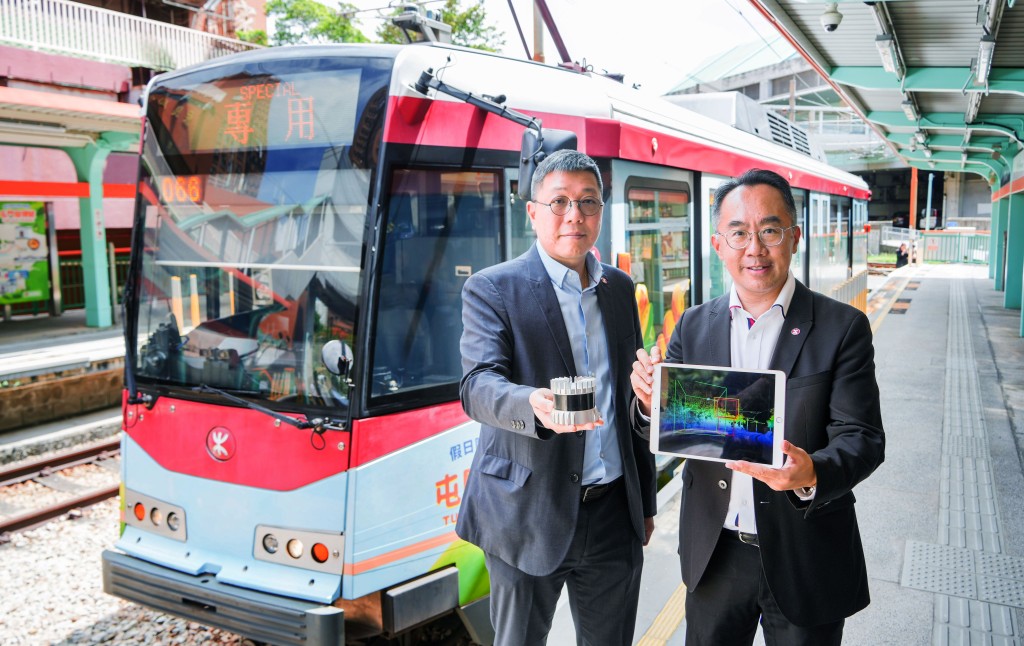 左起:港鐵公司車務工程服務及創科總管陳慶強、港鐵公司營運主管(屯馬綫,輕鐵及巴士)陳志雄。 吳艷玲攝 左起:港鐵公司車務工程服務及創科總管陳慶強、港鐵公司營運主管(屯馬綫,輕鐵及巴士)陳志雄。 吳艷玲攝