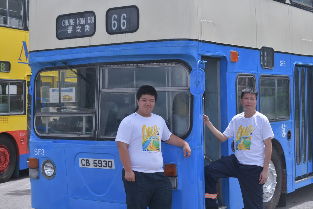 58歲的車身技工黃捷行入行近40年（右）和剛滿20歲、入行3年的車身學徒陳彥東均有參與修復巴士工作。陳浩元攝