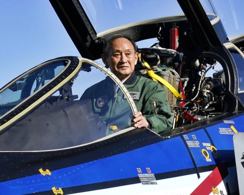 日本首相菅義偉登上即將退役的F-4戰機駕駛艙內拍照留念。AP圖片