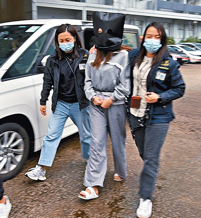 涉案被捕女子黑布蒙頭帶署扣查。