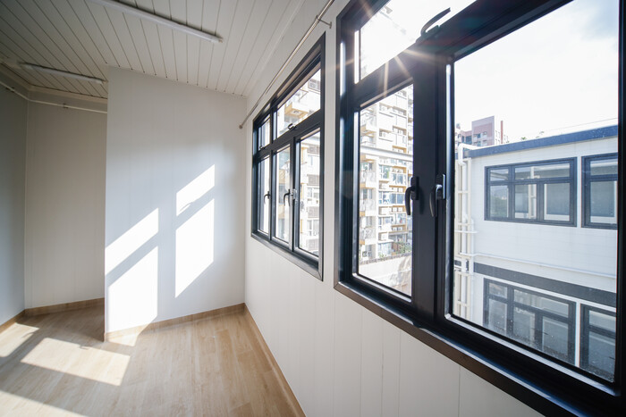 市建局以「橫向型」單位設計，盡用牆身空間開設窗戶，增加單位採光和通風。（市建局圖片）