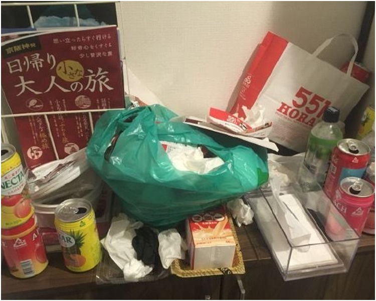 飯廳的櫃上滿是東西及剩下的餐盤等垃圾。網圖