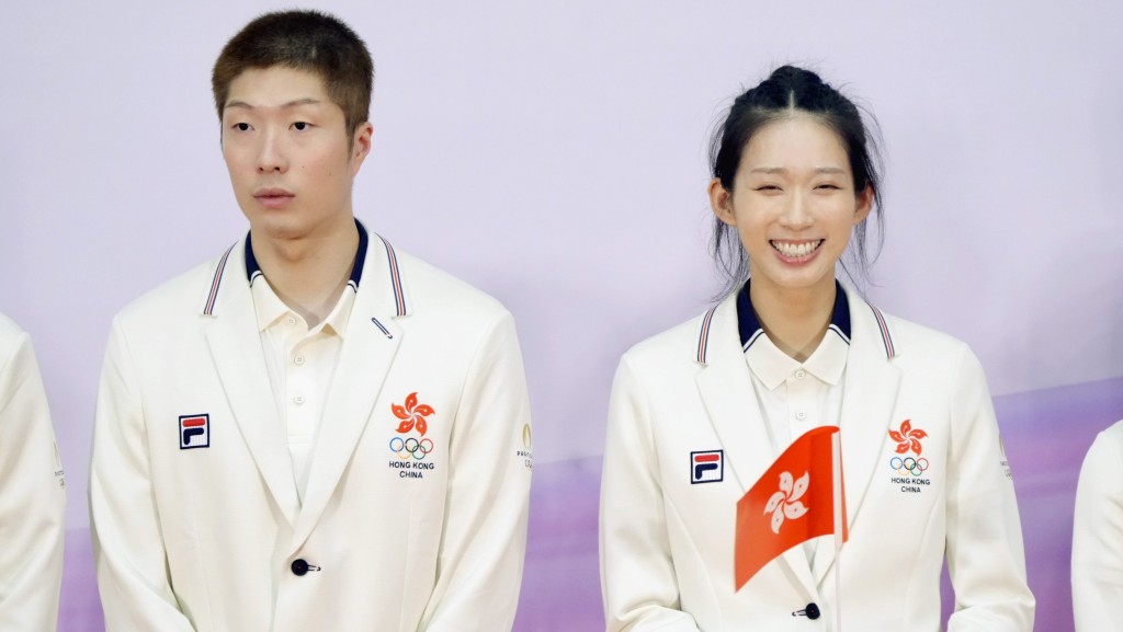 香港劍擊運動員張家朗（左）與江旻憓（右）。