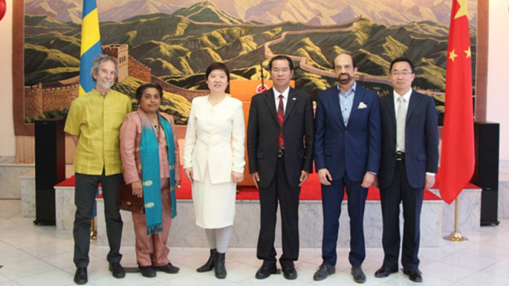2018年，中國駐瑞典大使桂從友會見瑞典專業外國記者協會會長陳雪霏（左3）。