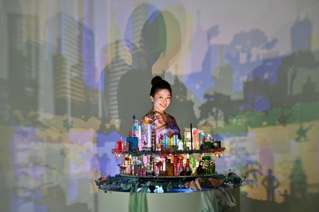 好物有型──香港艺术馆藏精品展：图为艺术家阮家仪及其创作的场域特定装置作品《登陆何处》