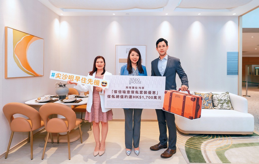 華懋封海倫（中）表示，瑜意入票當中，佔約30%為有意購2伙或以上大手客。左為陳慕蘭、右為吳錫麟。