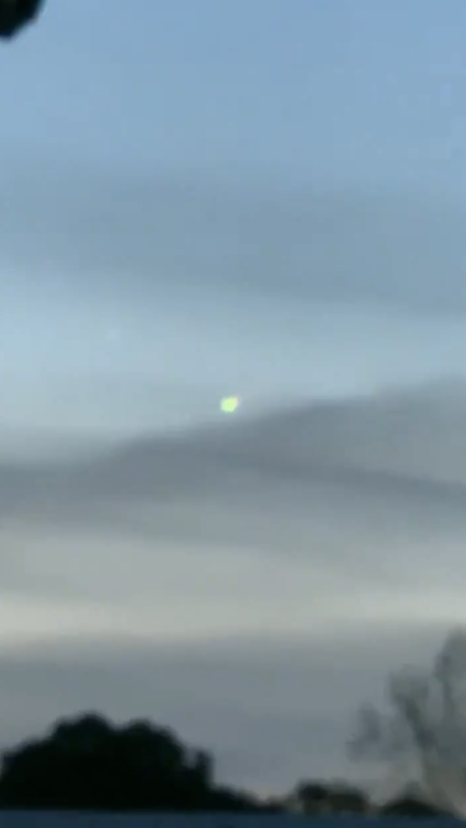 田纳西州谢尔比县民众拍摄到的火球。 American Meteor Society