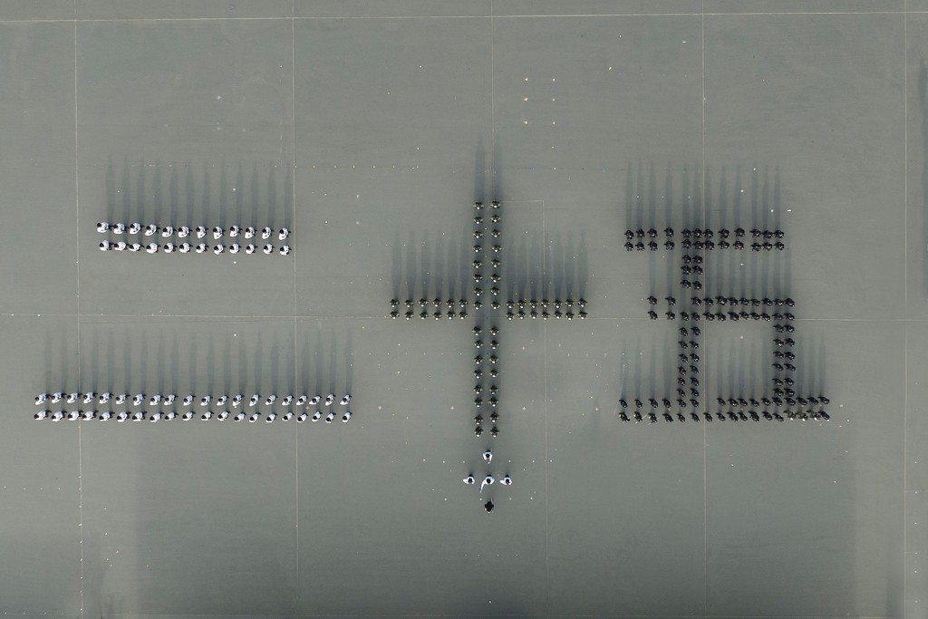 入境處儀仗隊以步操花式拼砌出中文數字「二十五」，展示與香港一起奮進廿五載的進程。