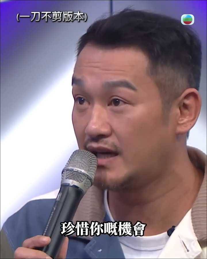 吳浩康邊說兼眼泛淚光、強忍淚水，言辭真摯、懇切又痛心。