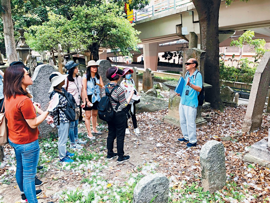 退而不休的許淇聰熱衷於帶領旅客深入富有歷史底蘊的墳場,娓娓道來曾經影響香港發展的重要人物故事。