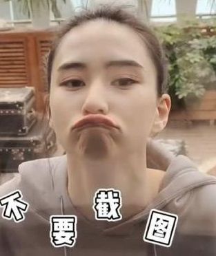 何超蓮示範用臉「抹」玻璃,證明到高挺鼻子及下巴都係真嘅。