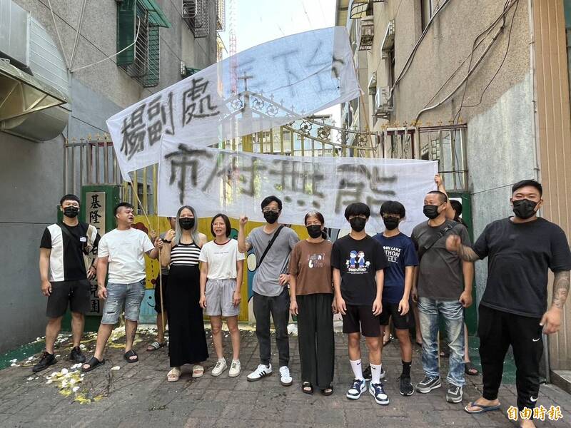 家長到校門外示威。自由時報 家長到校門外示威。自由時報