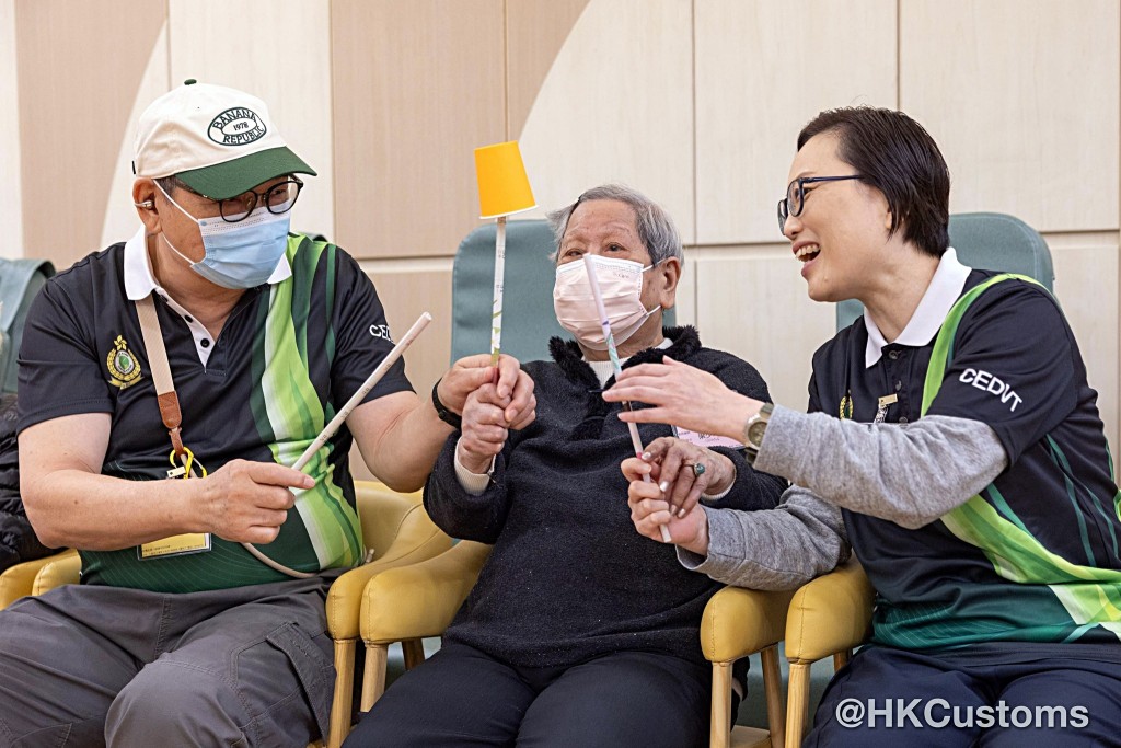 海關義工隊與長者玩遊戲。fb：香港海關