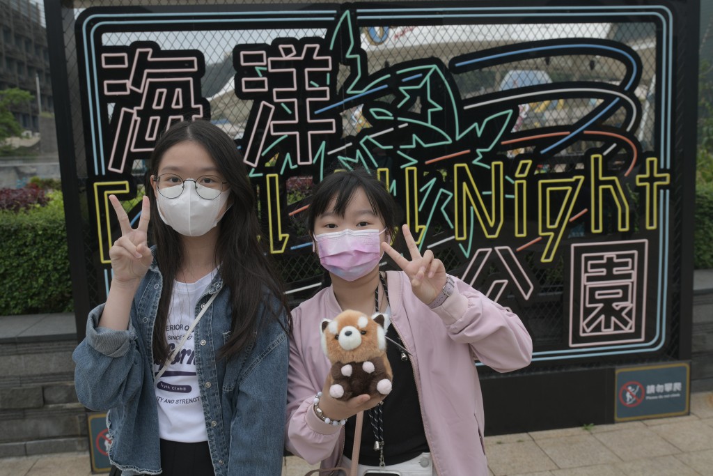 陈同学（左）和表妹。陈浩元摄
