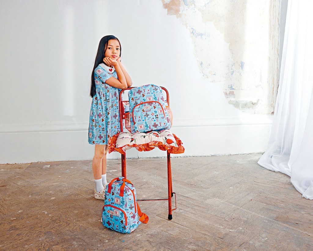 兩側配搭紅色網袋的經典兒童大型號背囊/上/原價$550、現售$385;中型號兒童背囊/下/原價$450、網店優惠買兩個僅售$469。(Cath Kidston)