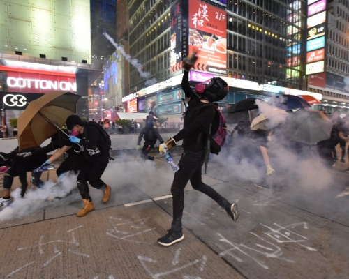 九龍區大批示威者昨日堵路破壞縱火。資料圖片