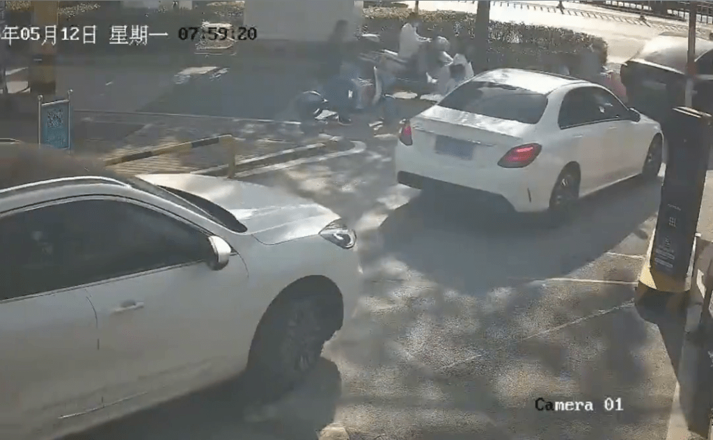 事發前馬路的情況。數輛電動單車正駛過事發路段。 事發前馬路的情況。數輛電動單車正駛過事發路段。