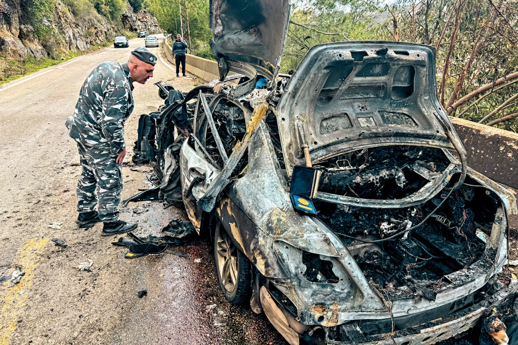 三名記者乘坐的汽車，在黎巴嫩南部遭以軍摧毀。 