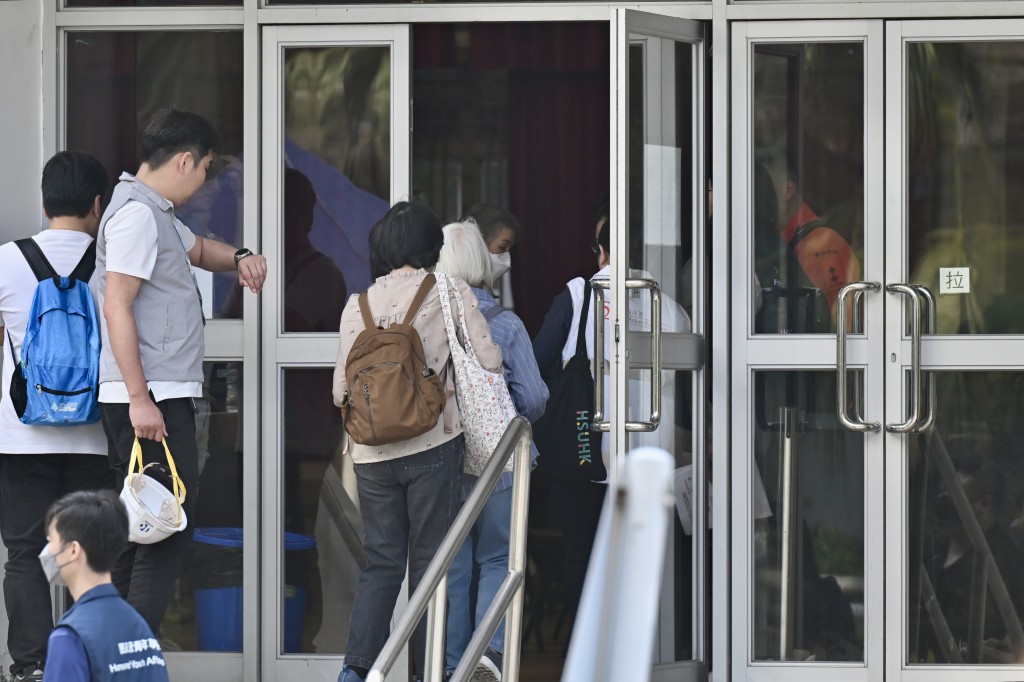 居民陸續登記上樓。