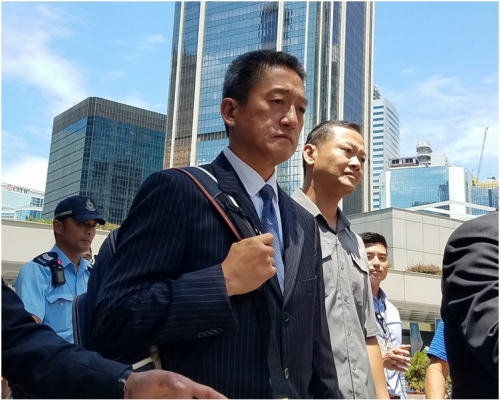 朱經緯離開法院。黃梓生攝