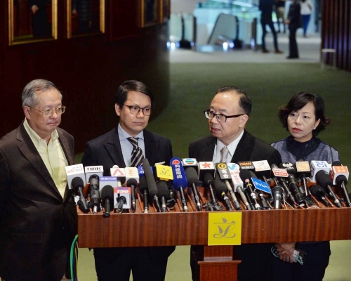 建制派同意派4名代表,與民主派4名代表明日開會進行商討。