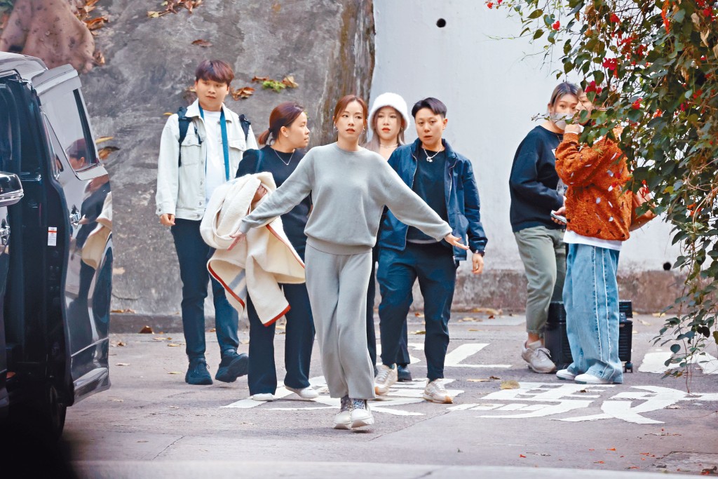 完成工作後，Stephy除下大褸，以彈跳步伐離開。