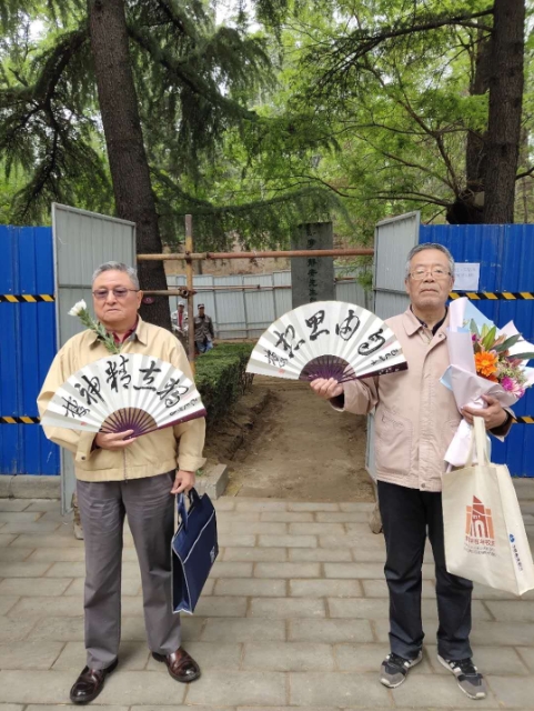 一众据说是清华校友现身抗议。微信