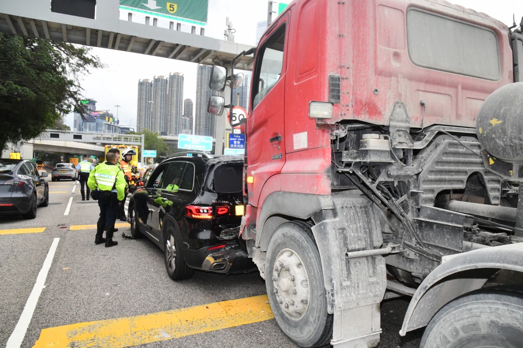 一輛田螺車收掣不及撞向一輛私家車車。徐裕民攝 一輛田螺車收掣不及撞向一輛私家車車。徐裕民攝