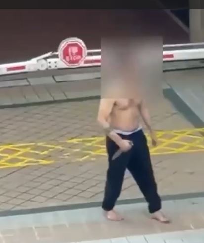赤膊男持刀。網片截圖