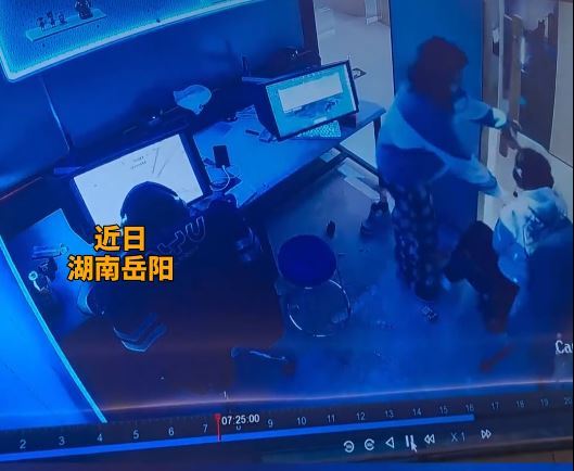 岳陽男子包房打機期間，被闖入的女子猥褻。@河南法制報