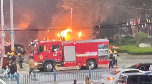 爆炸波及範圍極大，火球濃煙沖天如戰區。