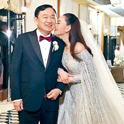 ■他信获新娘子爱女贝东丹亲吻，喜上眉梢。