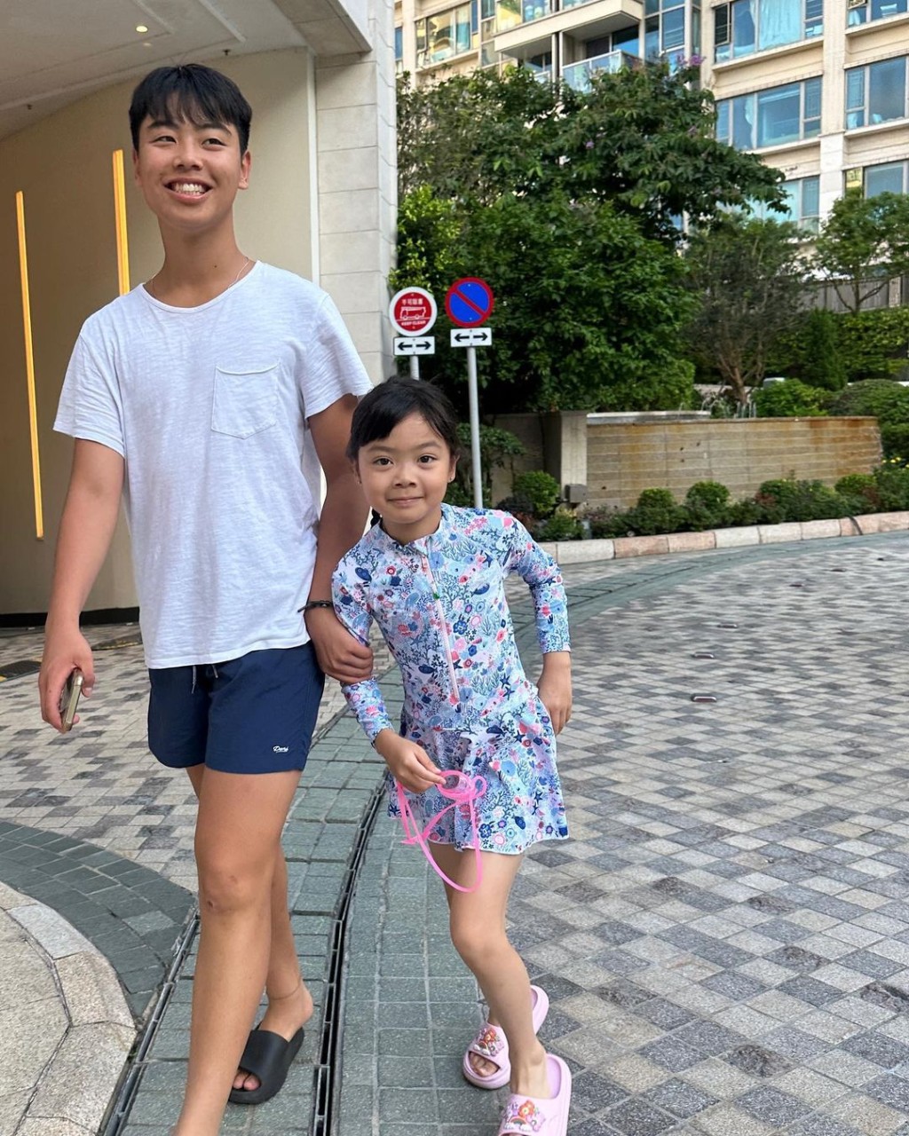 去年7月放暑假，徐朗返香港陪家人。