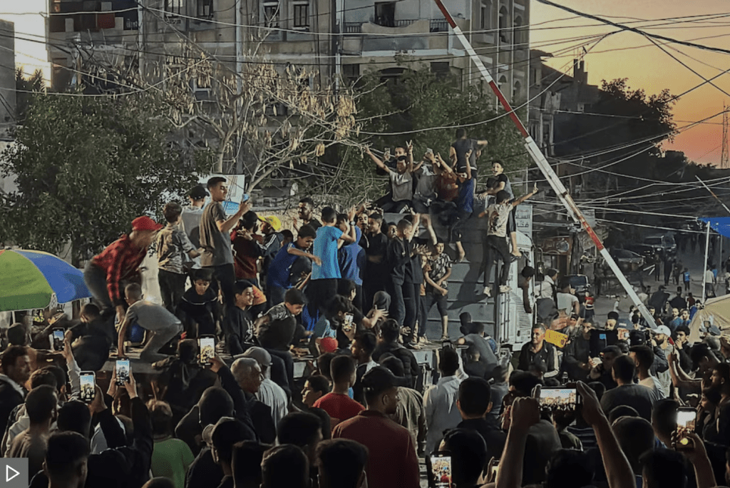 2024 年 5 月 6 日，哈马斯接受埃及和卡达的停火提议后，加沙南部拉法市到处出现出街庆祝欢呼的巴勒斯坦人群。路透社