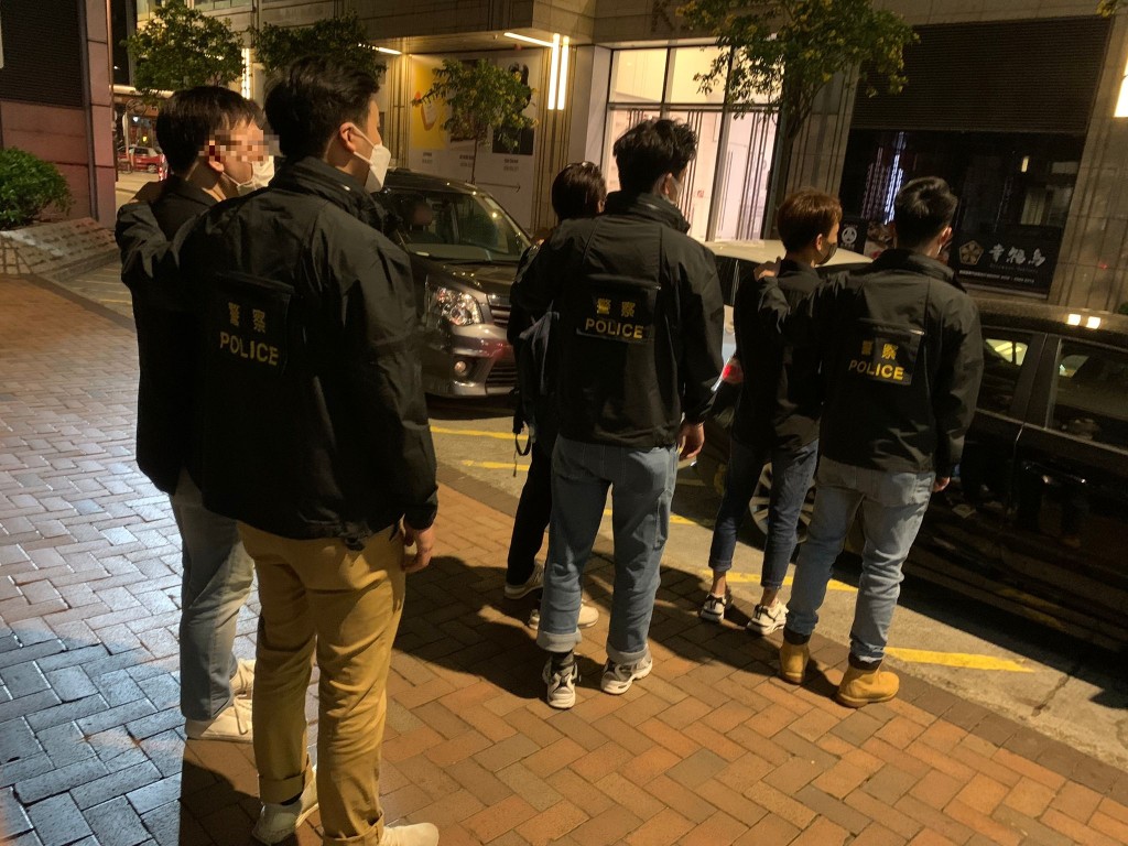 警方拘捕1名酒吧負責人及2名職員。