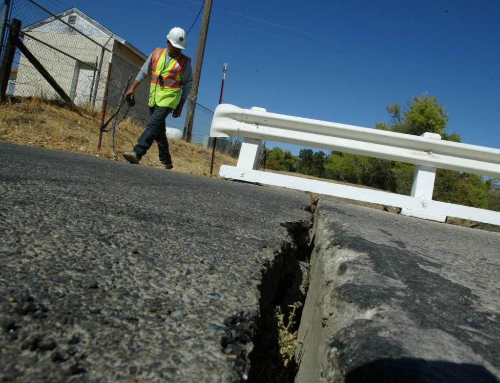2004年9月，加州帕克菲爾德的一座橋樑因地震造成裂縫。美聯社
