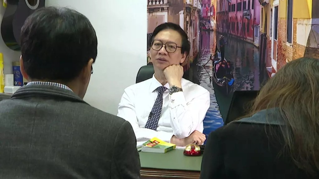 幼时分不清英文字母，靠背唐诗与毅力克服障碍。