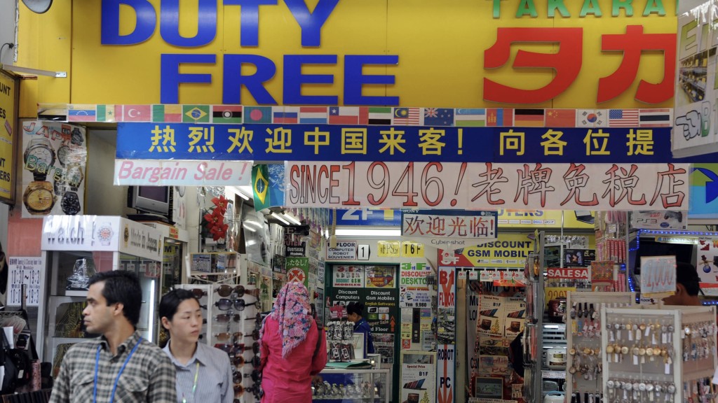 日本免税店挂上中文标语欢迎中国客。 新华社资料图