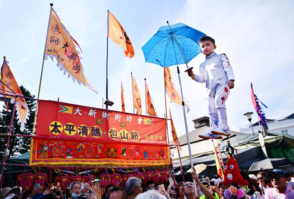 活動高潮是飄色巡遊，由各街坊及團體派出飄色、醒獅、麒麟、樂隊和潮州大鑼鼓等，沿主要街道巡行。