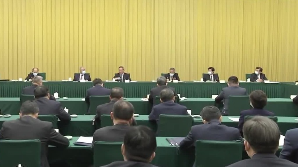 李強周一(6日)參加經濟界委員聯組會議。