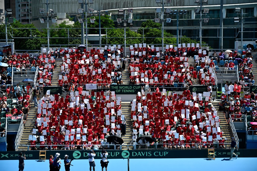 球迷砌出ＨＫ 兩字為港隊集氣。 資料圖片