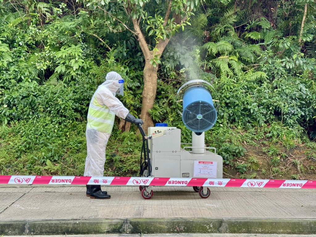 食環署派出人員在山邊噴滅蚊噴霧。資料圖片