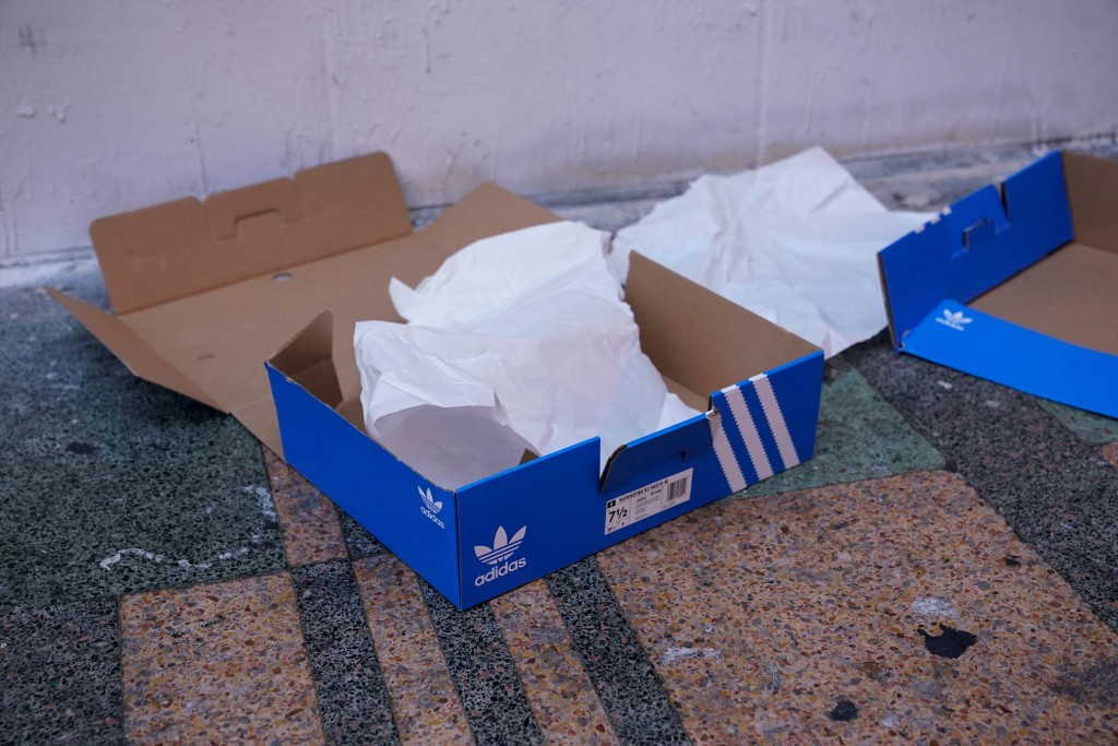 Adidas被人抢劫一空。路透社