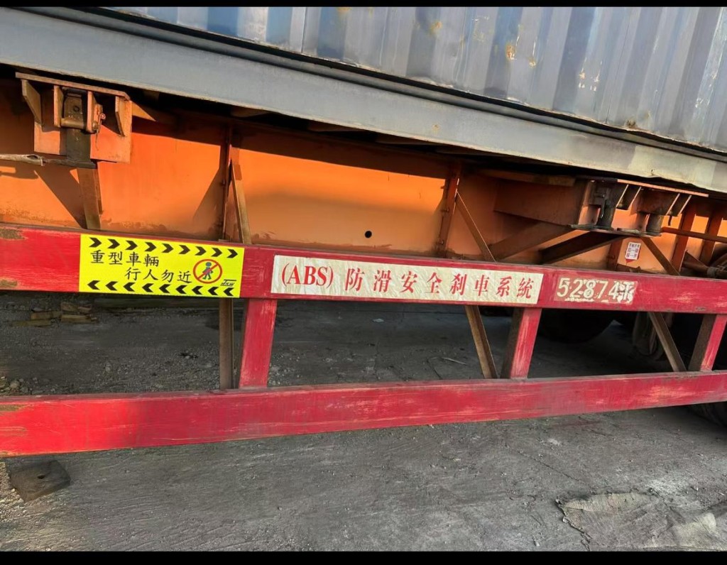 西九交通部設計多款行車證靜電貼及道路安全貼紙,並與貨運與客運業界合作,張貼於車身及乘客可見的位置。 西九交通部設計多款行車證靜電貼及道路安全貼紙,並與貨運與客運業界合作,張貼於車身及乘客可見的位置。
