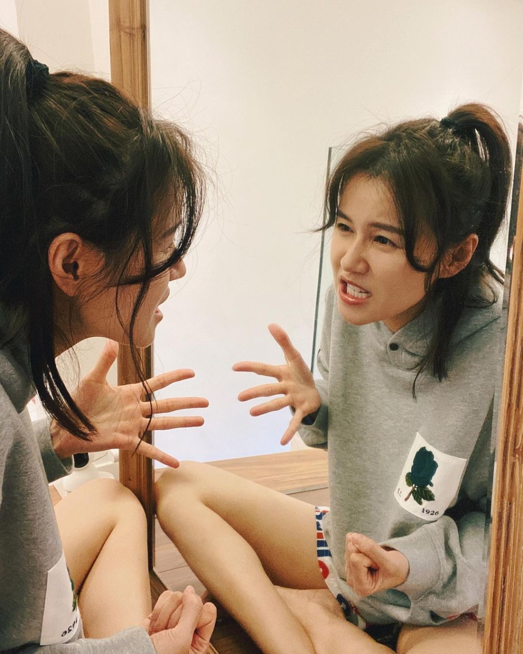 老婆黃翠如在家中悶得發瘋,日前上載對鏡跟自己猜拳相,被楊潮凱嘲諷「憶夫成狂」。