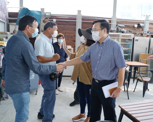 中聯辦副主任何靖探訪香園圍鳳凰湖村村民。中聯辦圖片
