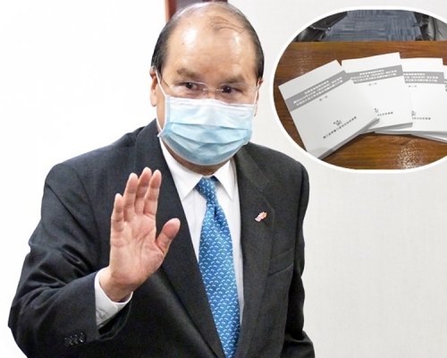 張建宗請市民不應輕信網上流傳的片面及誤導性訊息。小圖為一連4冊的監警報告。資料圖片